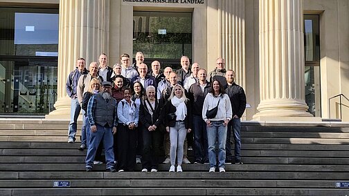 Gruppenfoto OV Göttingen vorm Landtag