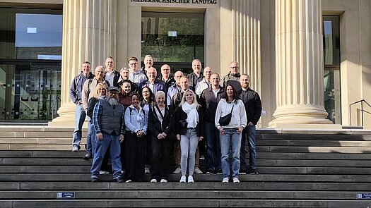 Gruppenfoto OV Göttingen vorm Landtag
