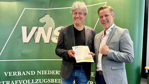 Bild zeigt Oliver Mageney von VNSB Landesvorstand mit Heinz Albers