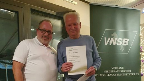 OV Vorsitzender F. Jarcho wird durch LV Mitglied R. Schlütemann für 40-jährige Mitgliedschaft geehrt