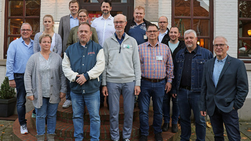 Strafvollzugsbedienstete im Austausch mit Landtagsabgeordneten