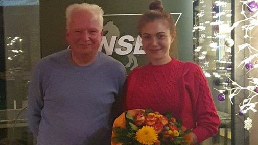Frank Jarcho dankt Schatzmeisterin Cagla Dervisoglu
